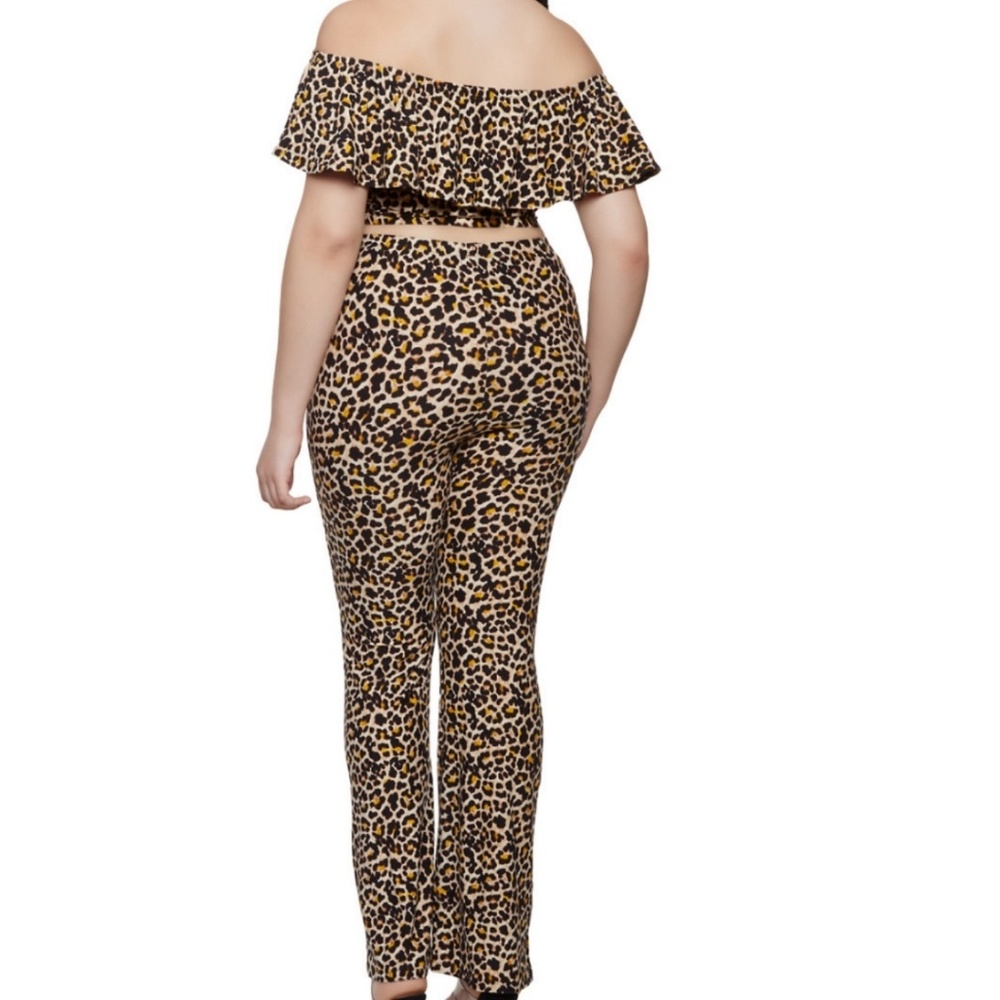 ➕ Leopard Print Off Shoulder Crop & Pant Set - Picture 3 of 7